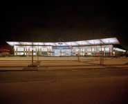 838558 Gezicht op de verlichte entree van het gerenoveerde Zwembad Merwestein (Merweplein 1) te Nieuwegein, bij avond.